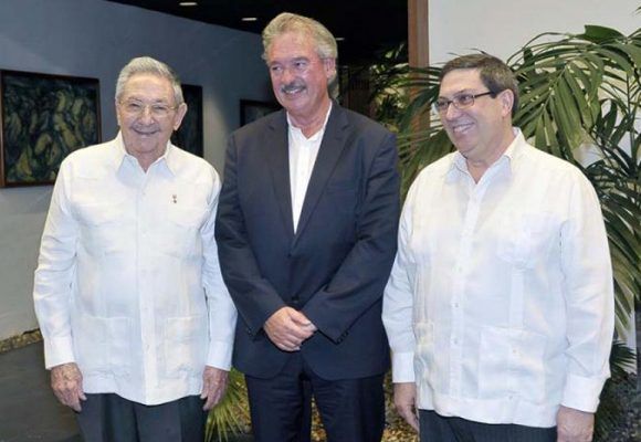 El presidente cubano, Raúl Castro, junto a canciller de Luxemburgo y su par cubano Bruno Rodríguez. Foto: Estudios Revolución.