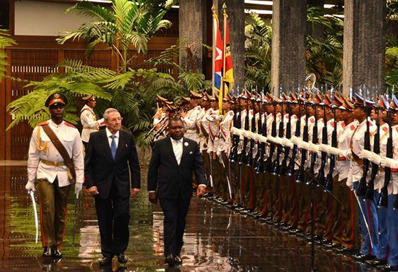El General de Ejército Raúl Castro Ruz, Presidente de los Consejos de Estado y de Ministros de Cuba, recibió a Filipe Jacinto Nyusi (D), Presidente de la República de Mozambique, en el Palacio de la Revolución, en La Habana, el 17 de junio de 2017. Foto: ACN/ Marcelino Vázquez.