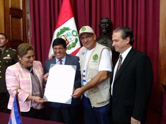 Autoridades parlamentarias de Perú entregan distinción al doctor Rolando Piloto, jefe de la Brigada Médica Cubana, Henry Reeve. Foto: Enmanuel Vigil/ Facebook.