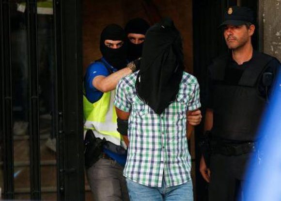La Policía Nacional detuvo el miércoles en Madrid a tres personas, entre ellas un supuesto miembro de la organización Estado Islámico (EI), que según el Ministerio del Interior suponía una clara amenaza para el país por su "avanzado estado de radicalización". En la imagen, la policía escolta a uno de los detenidos el 21 de junio de 2017 en Madrid. Foto: Juan Medina/ Reuters,