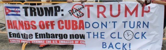 Trump, manos fuera de Cuba, dice un cartel que un grupo de manifestantes enarbolaban cerca del lugar donde el presidente estadounidense daba su discurso. Foto: Tomada de Twittter