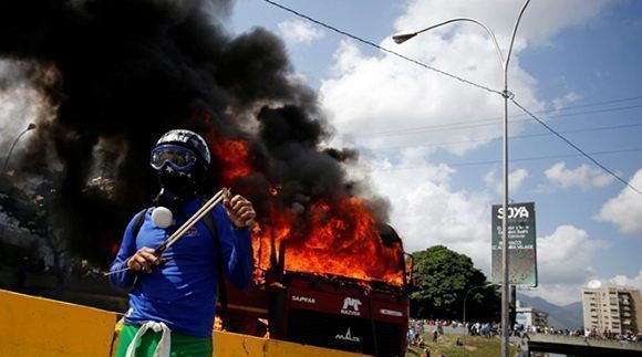 La Red de Intelectuales, Artistas y Movimientos Sociales en Defensa de la Humanidad condenó la violencia en Venezuela.. Foto: Reuters.