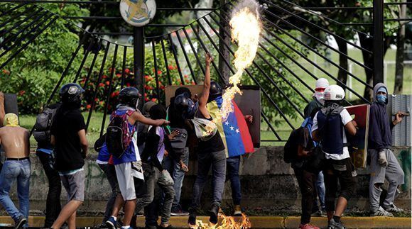 Fuerzas de choque vinculadas a la oposición venezolana arremetieron contra la base aérea militar de La Carlota en Caracas. Foto: Reuters.