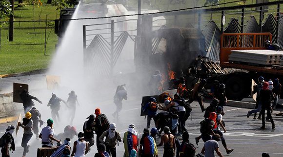 Venezuela ha sido asediada por grupos violentos que toman las calles avalados por dirigentes de derecha. Foto: Reuters.