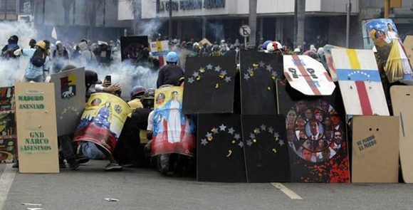 Violenta manifestación opositora en Venezuela provocó un muerto y varios heridos el pasado 19 de junio. Foto: AP.
