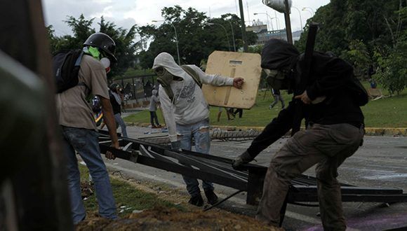 La derecha venezolana intenta derrocar al presidente Nicolás Maduro a través del bandalismo, el terrorismo y la violencia. Foto: AVN.