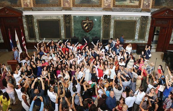 Cada una de las ceremonias culminó con la realización de la fotografía oficial de graduación, que consta como recuerdo en las memorias de la Universidad de La Habana del curso que culmina. Foto: Darío Gabriel Sánchez García.