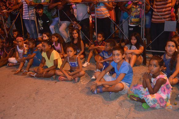 Los niños formaron parte del público que disfrutó en Alamar de las actuaciones de Anacaona. Foto: Marianela Dufflar/ Cubadebate.