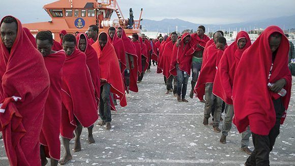 Emigrantes africanos llegan al puerto de Motril (Granada, España) de los 29 ocupantes de una embarcación neumática que llevaba más de 30 horas en el agua. Foto: EFE.