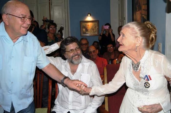 Abel Prieto y Miguel Barnet estuvieron junto a Carilda en su 95 cumpleaños. Foto: José Miguel Solís / Granma.