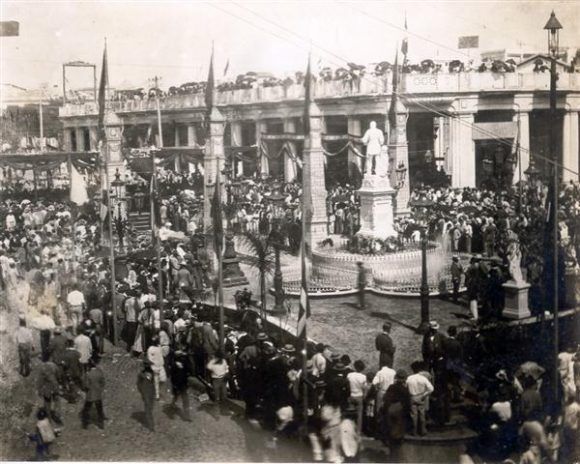 Ceremonia de inauguración de la plazuela de Albear, 15 de marzo de 1895. Foto tomada de Habana Radio.