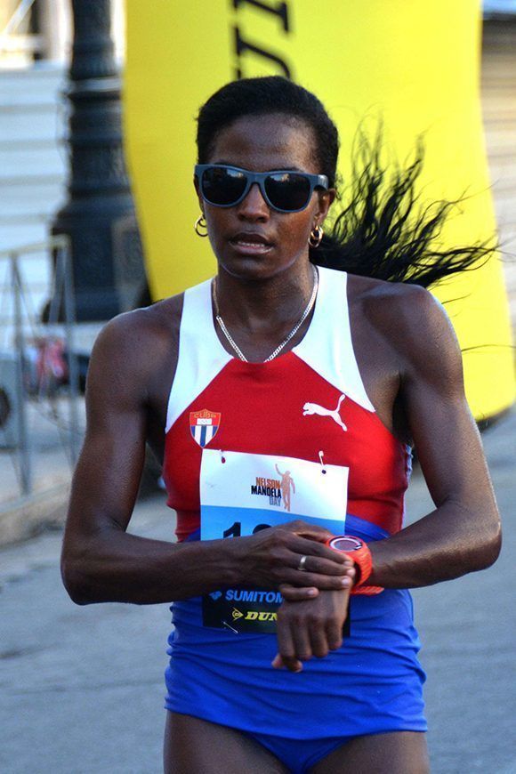 Dailyn Belmont, ganadora en la rama femenina, durante su arribo a la meta en la cuarta edición de la carrera por Nelson Mandela, en La Habana, en Cuba, el 15 de julio de 2017. Foto: ACN/ Modesto Gutiérrez.