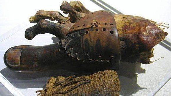 Dedo prostético del Antiguo Egipto hecho de madera y amarrado al pie con cuero, la prótesis más antigua conocida. Foto: Jon Bodsworth.