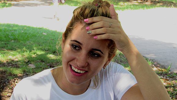 Dina Fernández es muy conocida entre sus seguidores por su particular forma de saludarlos. Foto: Cinthya García Casañas/ Cubadebate.