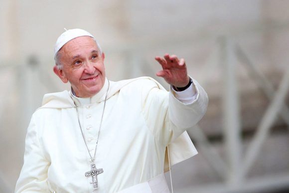 El Papa Francisco saluda a los fieles en la plaza de San Pedro. Foto: Getty Images.