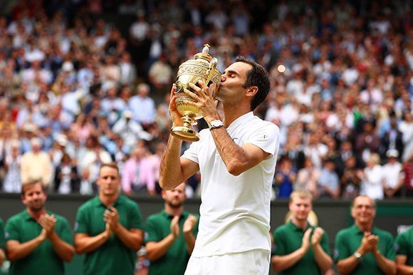 Octavo beso de Roger Federer al trofeo de Wimbledon. Foto: Getty Images.