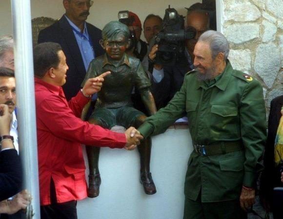 Fidel y Chávez junto la estatua de bronce que recuerda al Che a los 8 años de edad.