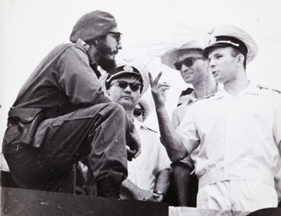 Junto al primer cosmonauta del mundo el soviético Yuri Gagarin en la conmemoración del VIII Aniversario del ataque a los cuarteles Moncada y Carlos Manuel de Céspedes, celebrado en la Plaza de la Revolución, 26 de julio de 1961. Foto: Prensa Latina/ Sitio Fidel Soldado de las Ideas