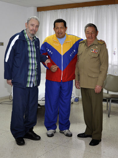 Fidel y Raúl visitan a Chávez, durante su recuperación después de ser operado de urgencia de un absceso pélvico en La Habana, 17 de junio del 2011. Foto: Estudios Revolución/ Fidel Soldado de las Ideas.