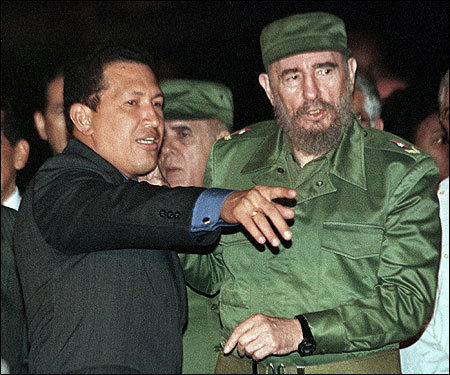 Recibe al Presidente de Venezuela Hugo Chávez, quien viaja a La Habana con el objeto de recibir información del Presidente de Colombia Andrés Pastrana acerca del proceso de paz en ese país y de Colombia, el 16 de enero de 1999. Foto: Estudios Revolución/Fidel Soldado de las Ideas.