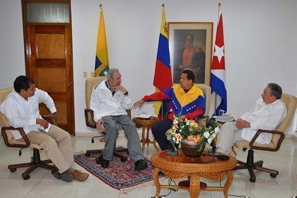 Durante un fraternal encuentro junto a Raúl Castro con los presidentes de Venezuela y Ecuador, Hugo Chávez y Rafael Correa, 21 de julio del 2011. Foto: Estudios/ Fidel Soldado de las Ideas.