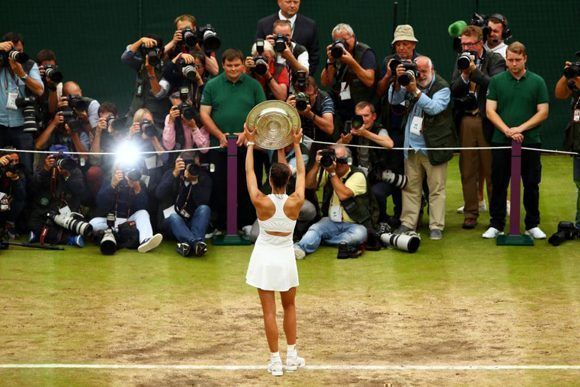 Garbiñe Muguruza posa para los fotógrafos tras la final de Wimbledon. Foto: Getty Images.