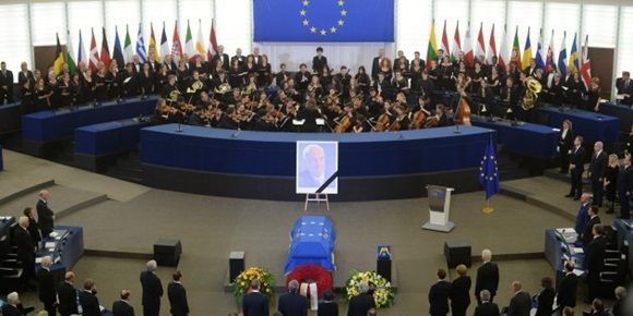 Una orquesta toca el himno alemán en la sede de la Eurocámara de Estrasburgo, ante el féretro de Helmut Kohl.  Foto: EFE. 