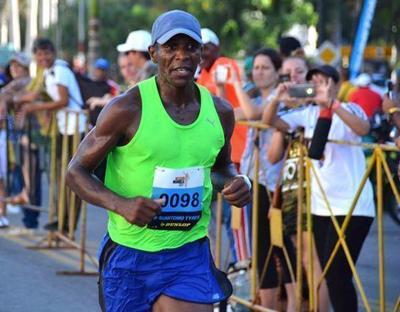 Hormely Pichardo, de La Habana, ganador en la rama masculina, durante su arribo a la meta en la cuarta edición de la carrera por Nelson Mandela, en La Habana, Cuba, el 15 de julio de 2017. Foto: ACN/ Modesto Gutiérrez.