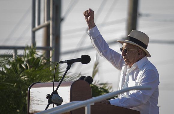 José Ramón Machado Ventura pronuncia las palabras centrales del acto por el 26 de Julio. Foto: Irene Pérez/ Cubadebate.