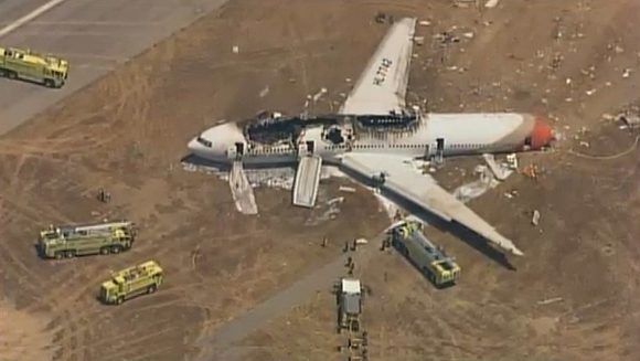 Los restos del avión de Asiana Airlines, yacen en el aeropuerto de San Francisco. Foto: AFP