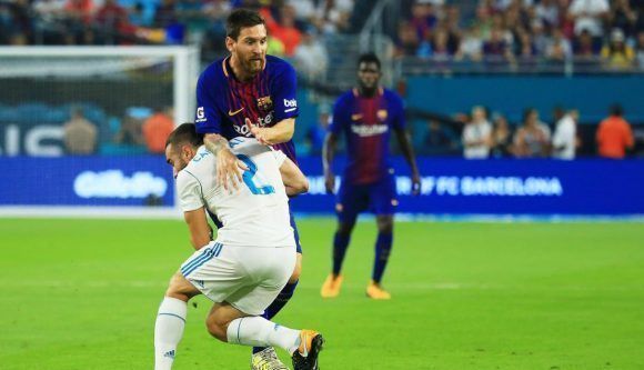 Messi intenta escapar de Carvajal en El Clásico de pretemporada. Foto: Agencias.