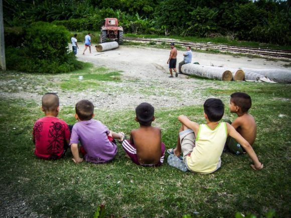 Niños mirando, Foto: Ahmed Mateo / Cubadebae