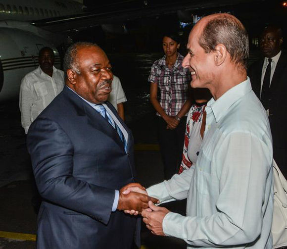  Ali Bongo Ondimba, Presidente de la República Gabonesa fue recibido en Cuba por Rogelio Sierra, Viceministro de Relaciones Exteriores de Cuba, recibió a, en el Aeropuerto Internacional José Martí, en La Habana. Foto tomada de ACN 