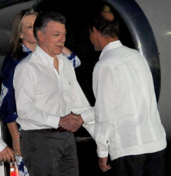 El mandatario colombiano (izquierda) fue recibido por Rogelio Sierra, viceministro de Relaciones Exteriores. Foto: Juvenal Balán / Granma