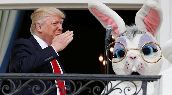 Trump saluda desde el balcón de la Casa Blanca durante la celebración de la Pascua el 17 de abril de 2017. Foto: Reuters.