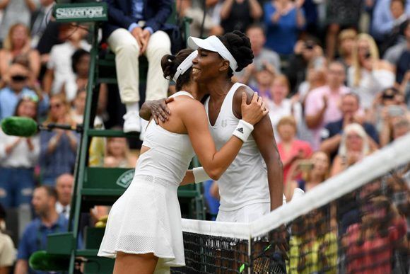 Venus Williams felicita a Garbiñee Muguruza tras su victoria. Foto: Getty Images.
