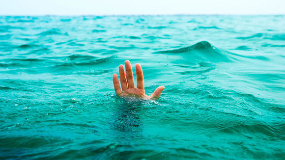 Los jóvenes vieron al hombre ahogándose, lo grabaron, se burlaron de él y lo dejaron morir. Foto: Universal.
