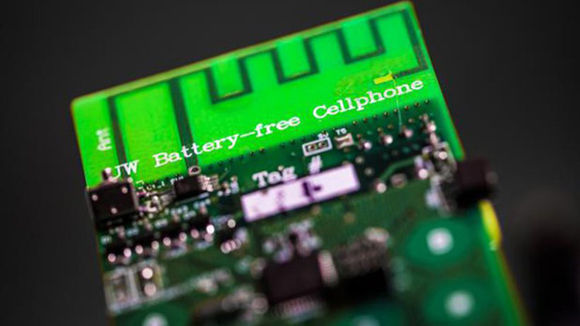 Crean teléfono que se carga con energía medioambiental y no con batería. Foto: Universidad de Washington.
