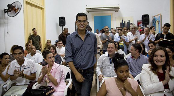 Abdiel Bermúdez, premio en Comentario de TV, de Telecristal en Holguín. Foto: Ismael Francisco/ Cubadebate.