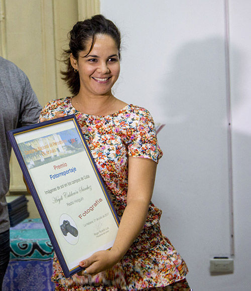 Heydi Calderon, fotorreportera de Radio Holguín que fue premiada por dos trabajos publicados en Cubadebate. Foto: Jennifer Romero
