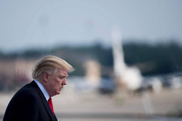 Donald Trump al subir esta mañana al Air Force One. Foto: AFP.