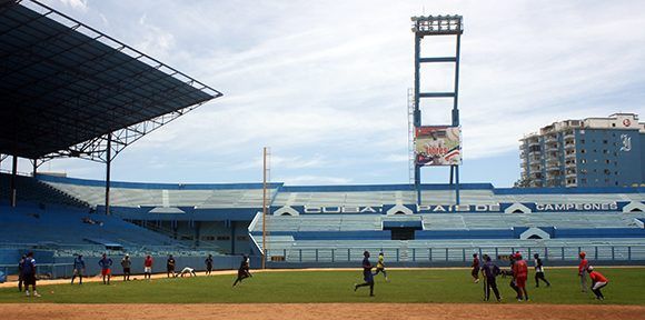 El equipo de Industriales entrena rumbo a la 57 Serie Nacional. Foto: José Raúl/ Cubadebate.