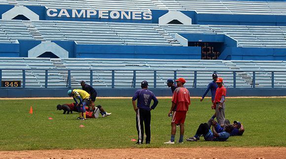 El equipo de Industriales entrena rumbo a la 57 Serie Nacional. Foto: José Raúl/ Cubadebate.