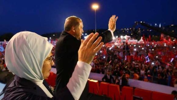 Recep Tayyip Erdogan (C) y su esposa Emine Erdogan en el Puente de Bósforo en Estambul, este 15 de julio del 2017. Foto: AFP.