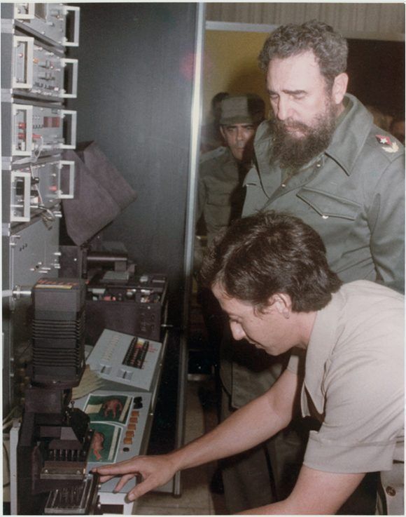 En 1981, momento en que se le explica al Comandante en Jefe Fidel Castro en que consistía la tecnología SUMA y sus posibilidades, como parte de una exposición de resultados avanzados de las investigaciones en las Ciencias Médicas. Foto: Cortesía del entrevistado.