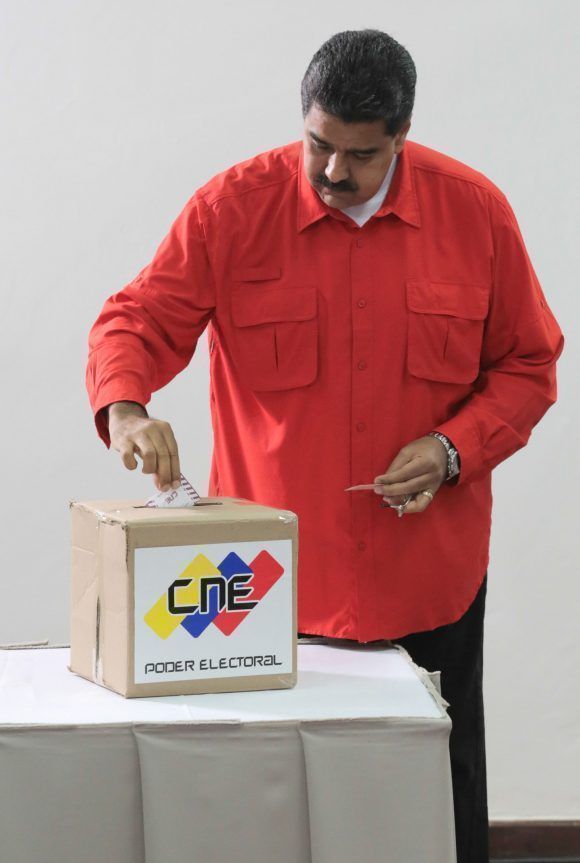 Nicolás Maduro ejerce su derecho al voto