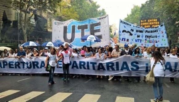 Docentes argentinos exigen en las calles que sea discutido un salario digno para su importante labor. Foto: @MPLHChavez