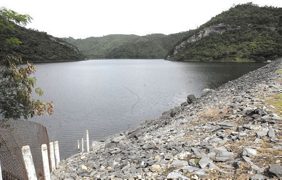 La presa Hanabanilla, uno de los puntales del abasto de agua a la capital provincial y a varios asentamientos del Plan Turquino. Foto: Vanguardia/ Archivo.