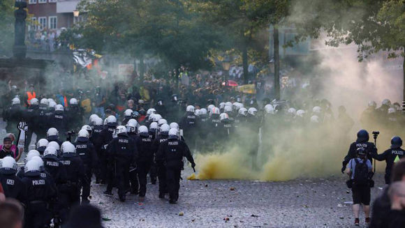 Los antidisturbios entre gases lacrimógenos en la protesta de Hamburgo. Foto: Odd Andersen.