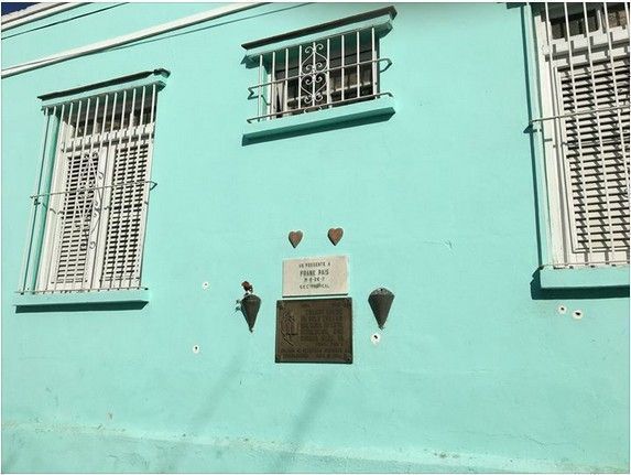 La Tarja que recuerda el luar donde fue asesinado Frank País, en Santiago de Cuba. Foto: Rosa Miriam Elizalde